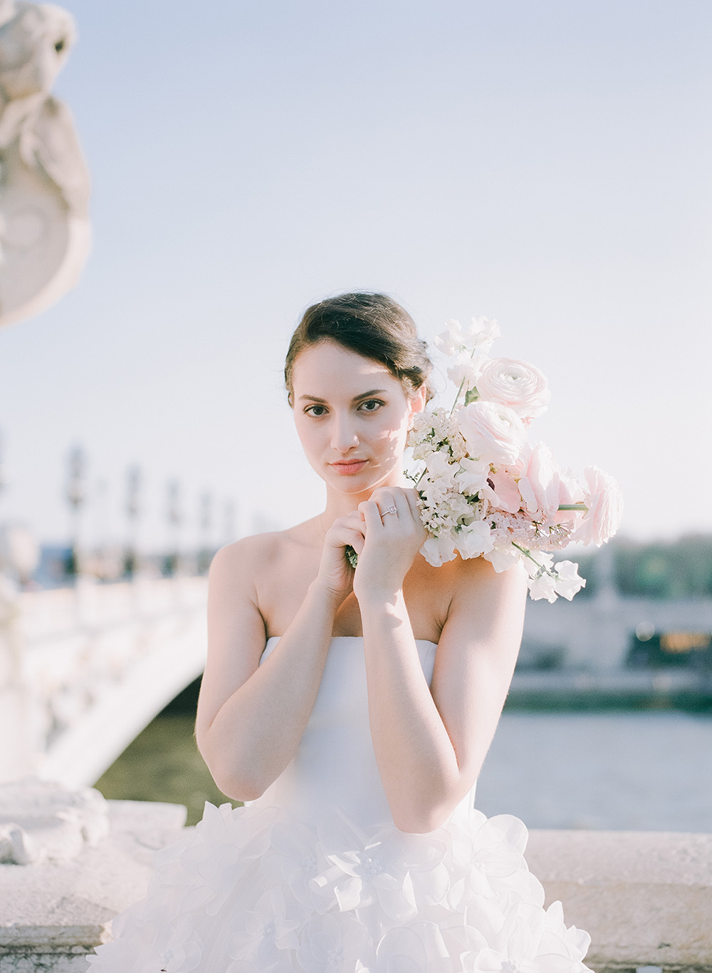 une mariée sur un fauteuil dans une chambre